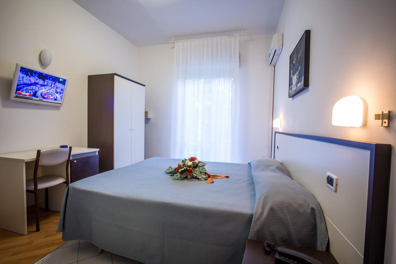 Hotel Caraibi Rimini Esterno foto