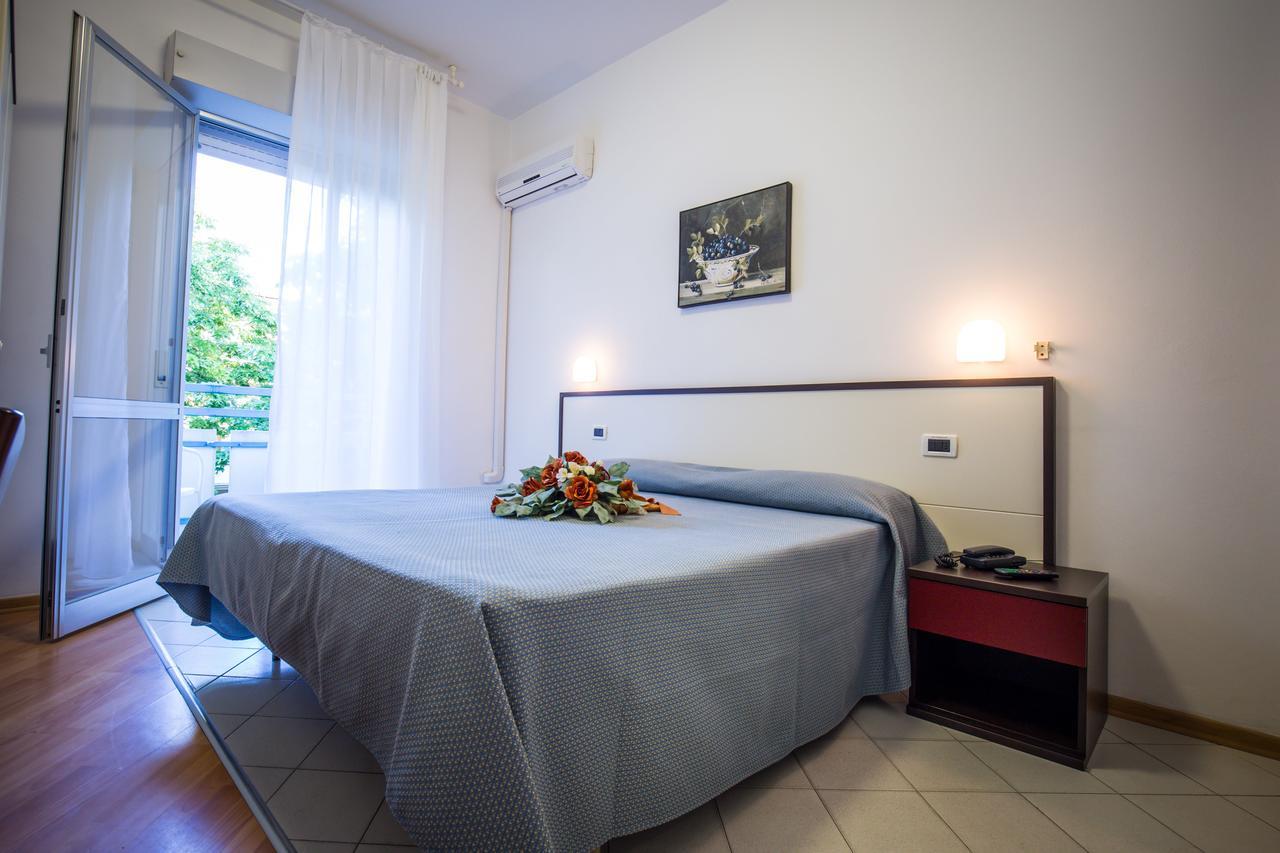 Hotel Caraibi Rimini Esterno foto